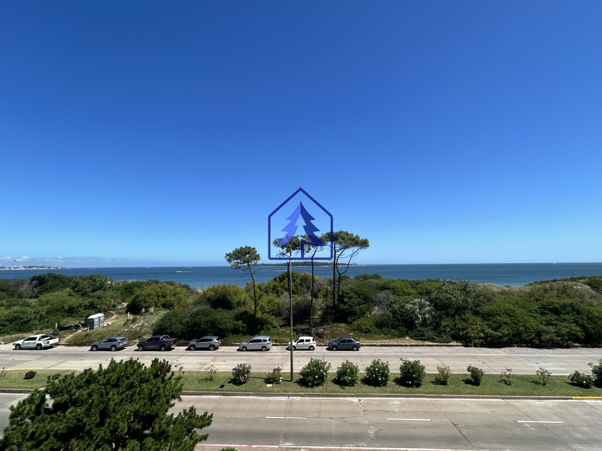 Apartamento ID.22 - Venta de Apartamento de 4 dormitorios en Playa Mansa, Punta del Este