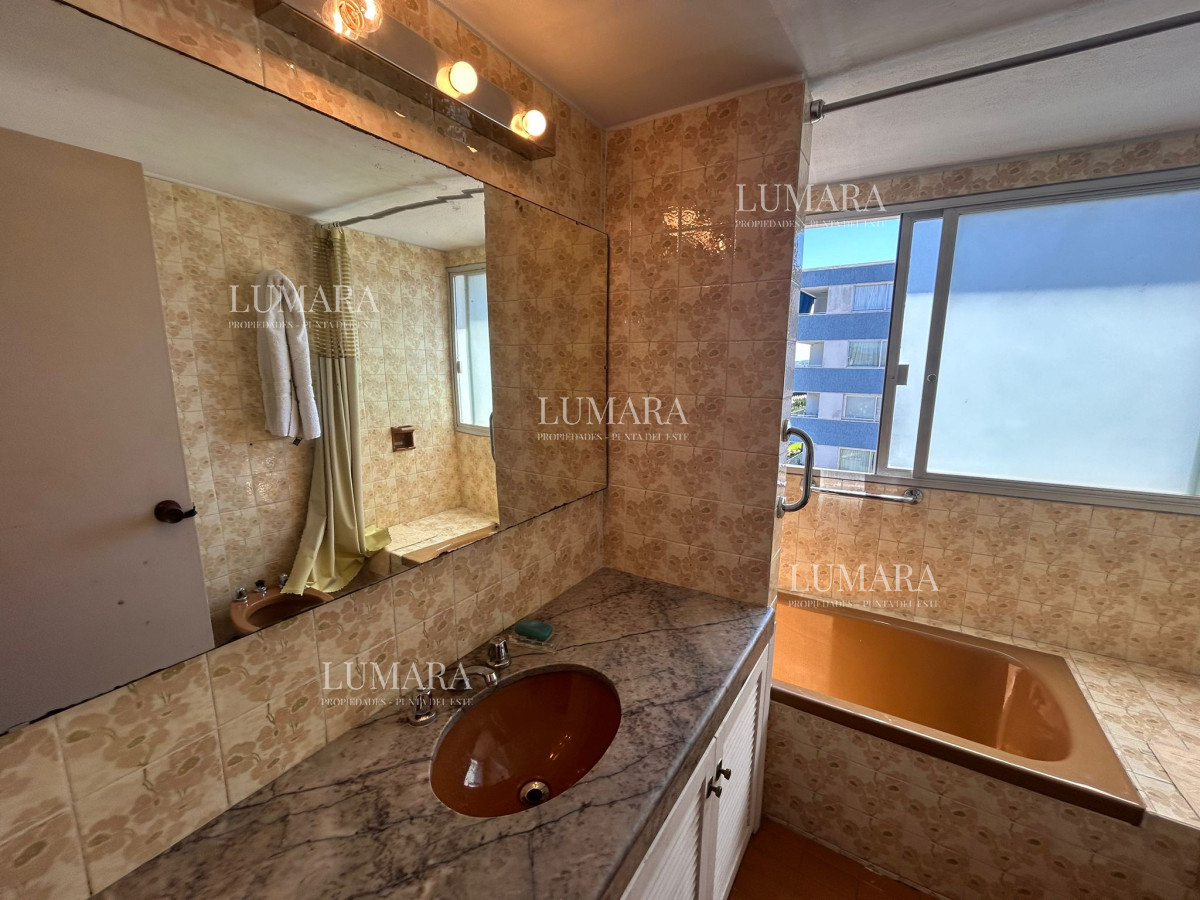 Apartamento ID.1081 - Alquiler invernal de apartamento de 4 dormitorios en Playa Mansa, Punta del Este