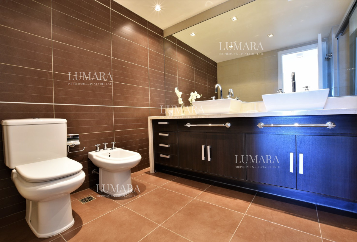 Apartamento ID.2216 - Venta de Apartamento, 2 dormitorios. Playa brava, Punta del Este. 