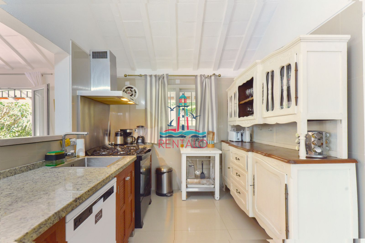 Casa ID.240 - Casa en venta 5 dormitorios en Punta del este Rincon del Indio
