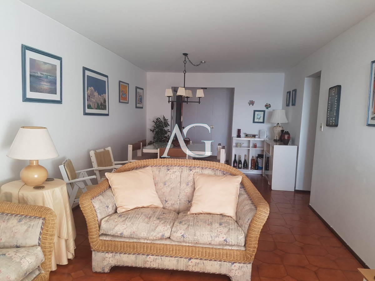Apartamento ID.56 - Alquiler temporario de Apartamento de 4 dormitorios en Playa Mansa, Punta del Este