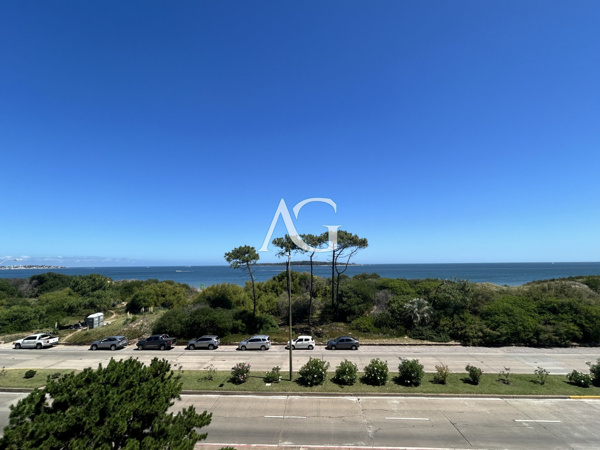 Apartamento ID.56 - Alquiler temporario de Apartamento de 4 dormitorios en Playa Mansa, Punta del Este