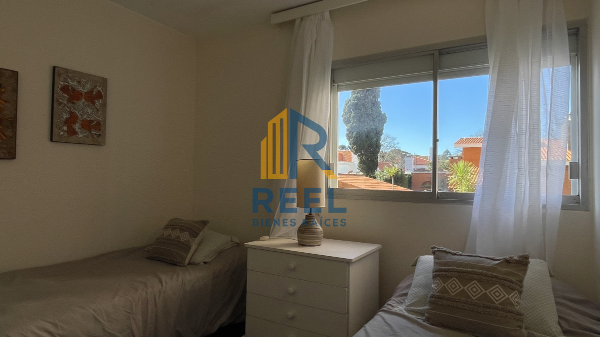 Apartamento ID.20 - Venta de apartamento de dos dormitorios en Playa Mansa, Punta del Este, Uruguay 