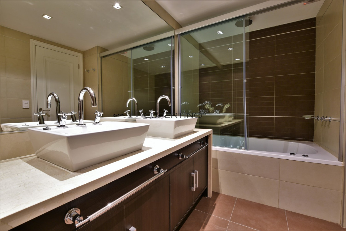 Apartamento ID.2336 - Venta de Apartamento, 2 dormitorios. Playa brava, Punta del Este. 