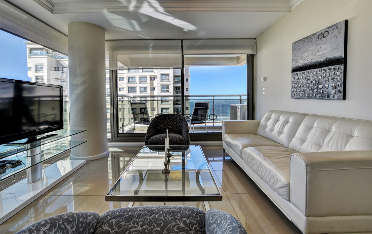 Apartamento ID.2336 - Venta de Apartamento, 2 dormitorios. Playa brava, Punta del Este. 