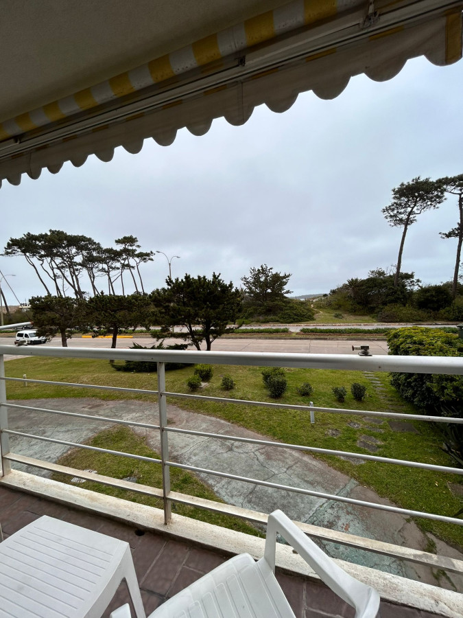 Venta de apartamento de dos dormitorios en Playa Mansa, Punta del Este, Uruguay 