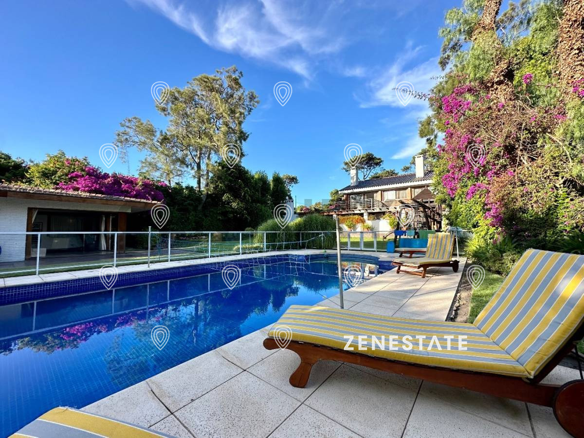 Venta casa 5 dormitorios en parada 10 de playa Mansa - ZEN4989C