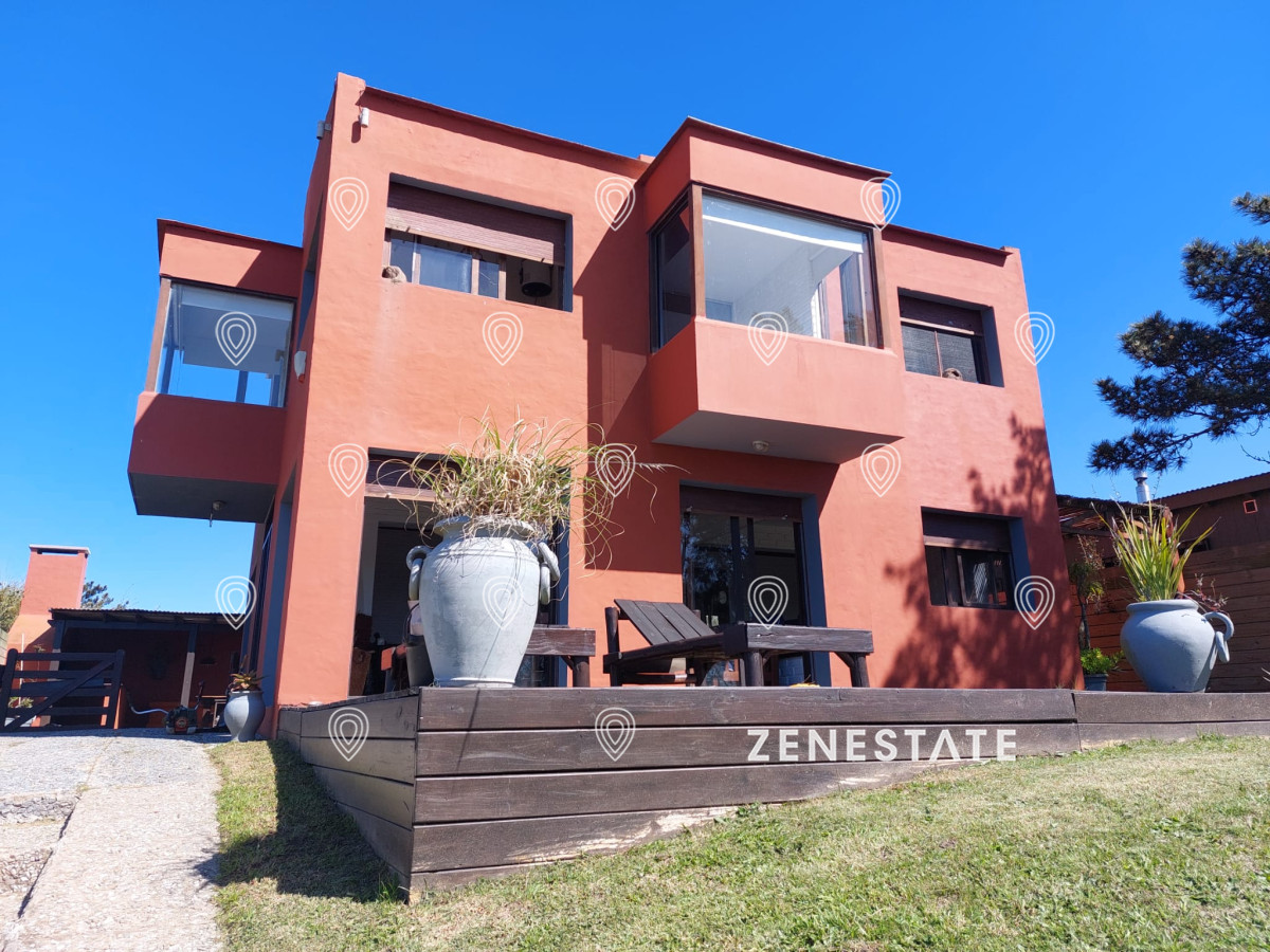 Vendo casa en Altos de Punta Piedras 4 dormitorios, 4baños 2 plantas con excelente vista al mar. - ZEN4735C