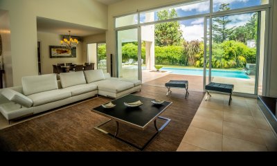 Venta y Alquiler Anual de Casa 4 dormitorios en Playa Mansa, Punta del Este.