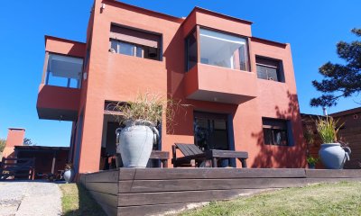 Vendo casa en Altos de Punta Piedras 4 dormitorios, 4baños 2 plantas con excelente vista al mar.