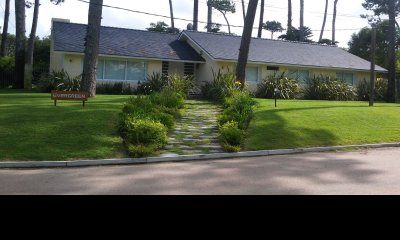 Venta y alquiler anual de casa de 4 dormitorios en Playa Mansa, Punta del Este