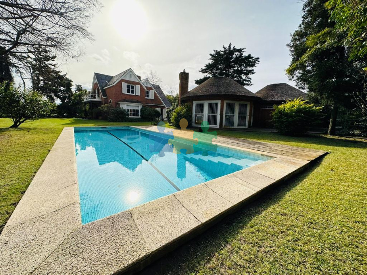 HERMOSA CASA EN INMEJORABLE UBICACIÓN A PASOS DEL MAR. REF.7419F - Ref : EQP5215