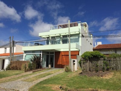 Espectacular casa en Manantiales a media cuadra de la playa.Ref: 6104