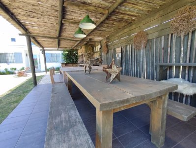 hermosa casa en venta en montoya a solo pasos de la playa, punta del este. - jpa7700c