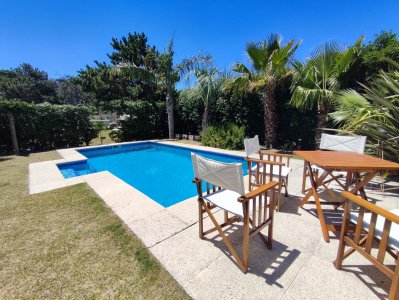 hermosa casa en venta en montoya a solo pasos de la playa, punta del este. - jpa7700c