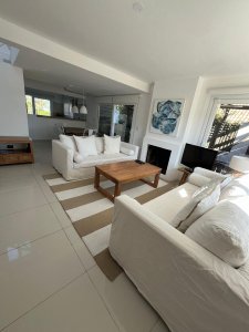 hermosa casa en venta en montoya a solo pasos de la playa, punta del este. - jpa7700c