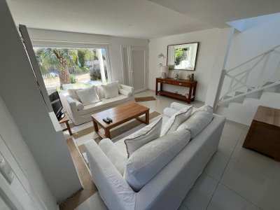 hermosa casa en venta en montoya a solo pasos de la playa, punta del este. - jpa7700c