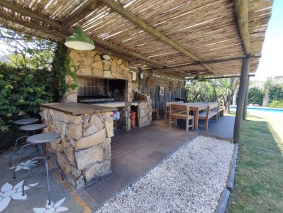 hermosa casa en venta en montoya a solo pasos de la playa, punta del este. - jpa7700c