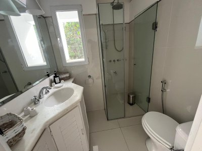 hermosa casa en venta en montoya a solo pasos de la playa, punta del este. - jpa7700c