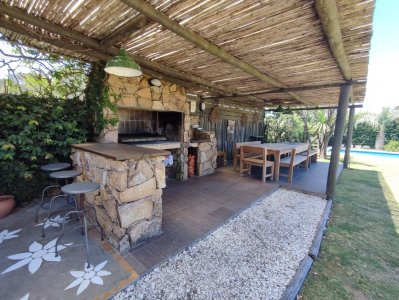 hermosa casa en venta en montoya a solo pasos de la playa, punta del este. - jpa7700c