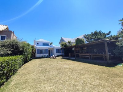 hermosa casa en venta en montoya a solo pasos de la playa, punta del este. - jpa7700c