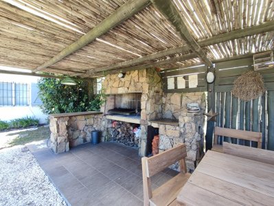 hermosa casa en venta en montoya a solo pasos de la playa, punta del este. - jpa7700c