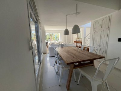 hermosa casa en venta en montoya a solo pasos de la playa, punta del este. - jpa7700c