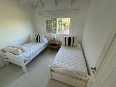 hermosa casa en venta en montoya a solo pasos de la playa, punta del este. - jpa7700c