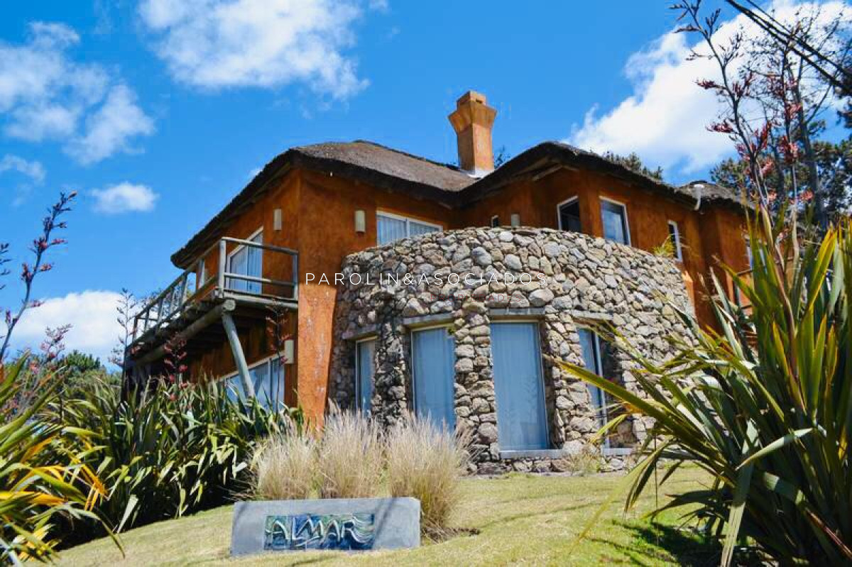 espectacular casa en venta a metros del mar en montoya, punta del este. - jpa4235c