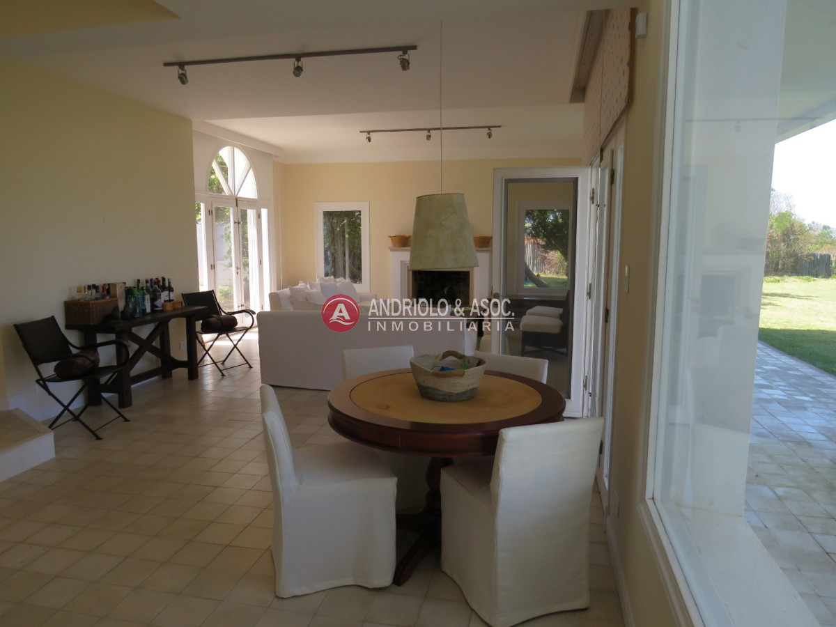 Casa ID.6742 - Hermosa casa a la venta ,amplia,comoda,cerca de todo.