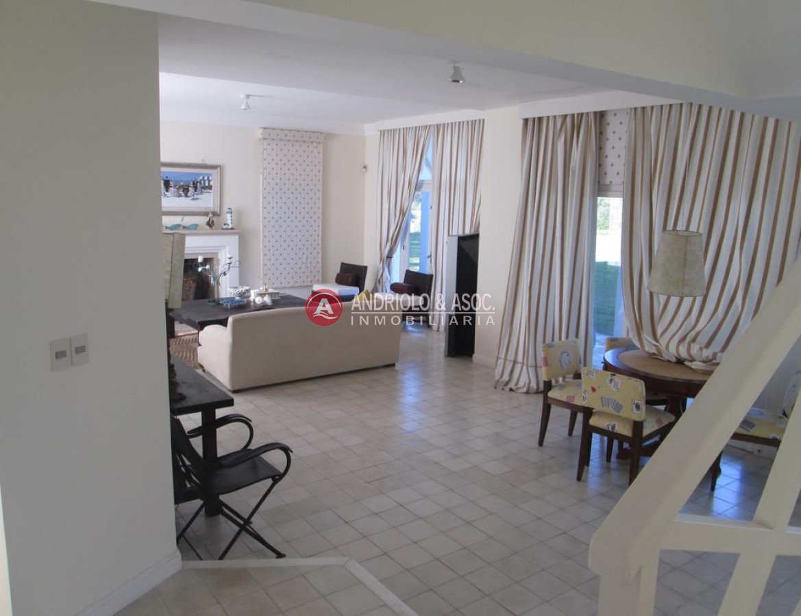 Casa ID.6742 - Hermosa casa a la venta ,amplia,comoda,cerca de todo.