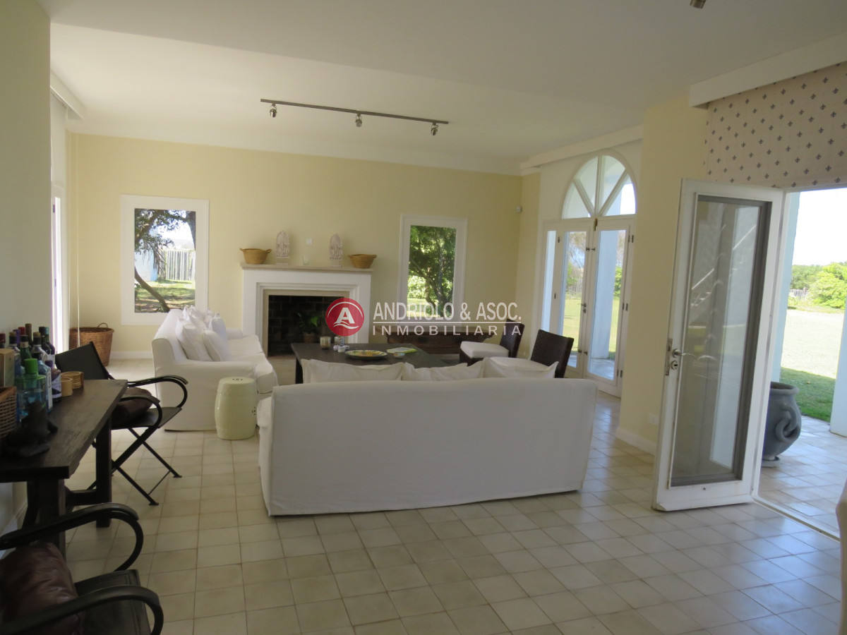 Casa ID.6742 - Hermosa casa a la venta ,amplia,comoda,cerca de todo.