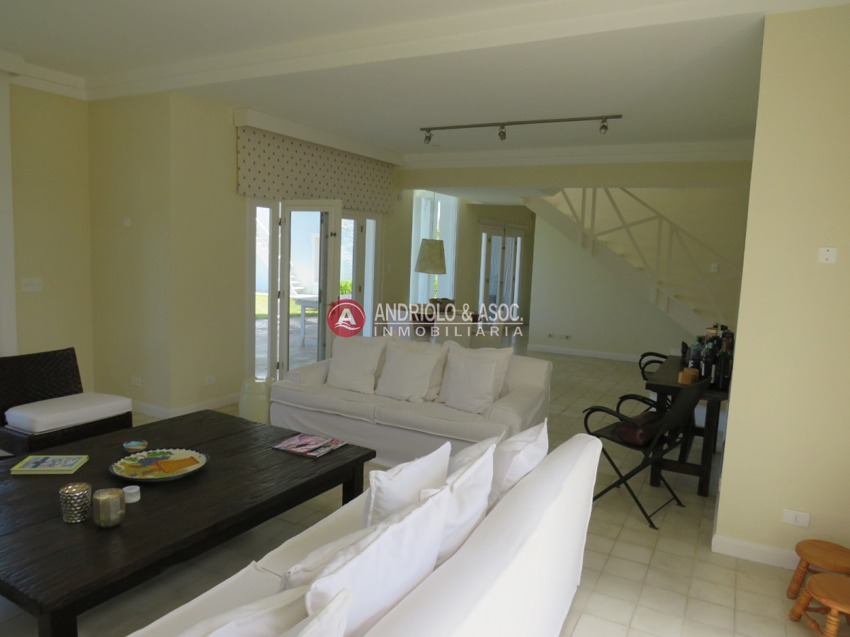 Casa ID.6742 - Hermosa casa a la venta ,amplia,comoda,cerca de todo.
