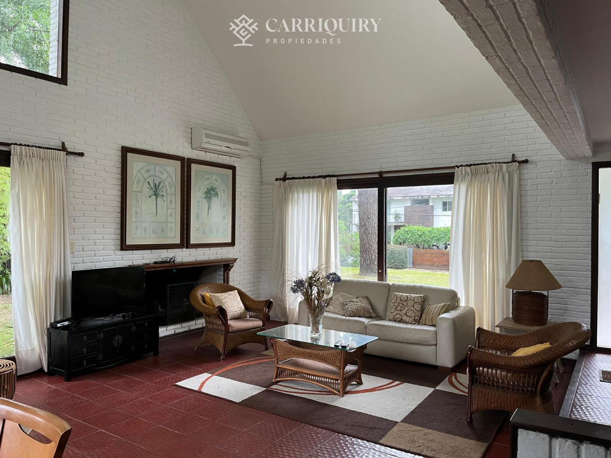 Casa ID.10276/Casa-de-4-Dormitorios--Alquiler-de-Verano--Punta-del-Este--El-Faro- - Espectacular casa en zona privilegiada de Punta del Este
