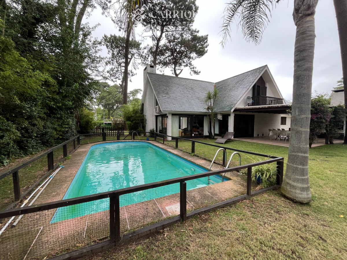 Casa ID.10276/Casa-de-4-Dormitorios--Alquiler-de-Verano--Punta-del-Este--El-Faro- - Espectacular casa en zona privilegiada de Punta del Este