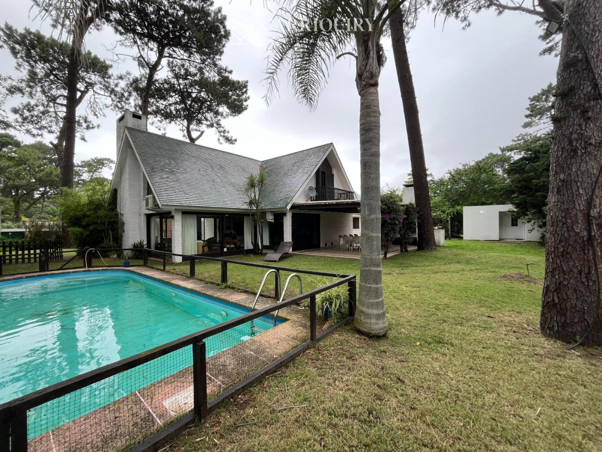 Casa ID.10276/Casa-de-4-Dormitorios--Alquiler-de-Verano--Punta-del-Este--El-Faro- - Espectacular casa en zona privilegiada de Punta del Este