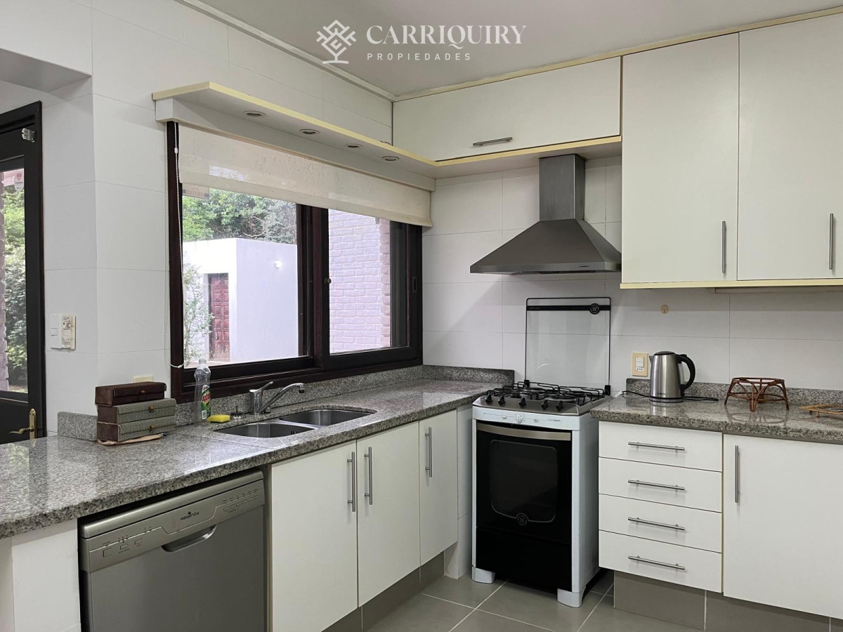 Casa ID.10276/Casa-de-4-Dormitorios--Alquiler-de-Verano--Punta-del-Este--El-Faro- - Espectacular casa en zona privilegiada de Punta del Este