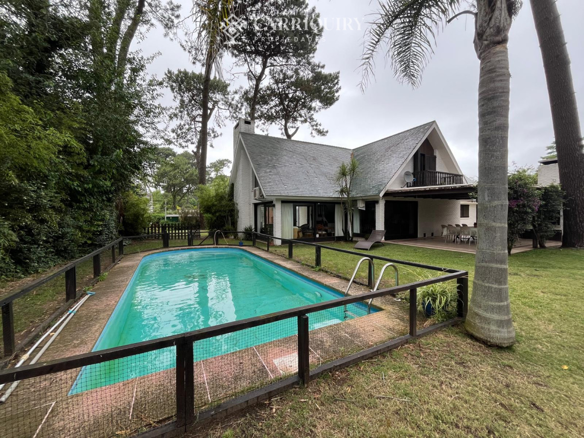 Casa ID.10276/Casa-de-4-Dormitorios--Alquiler-de-Verano--Punta-del-Este--El-Faro- - Espectacular casa en zona privilegiada de Punta del Este