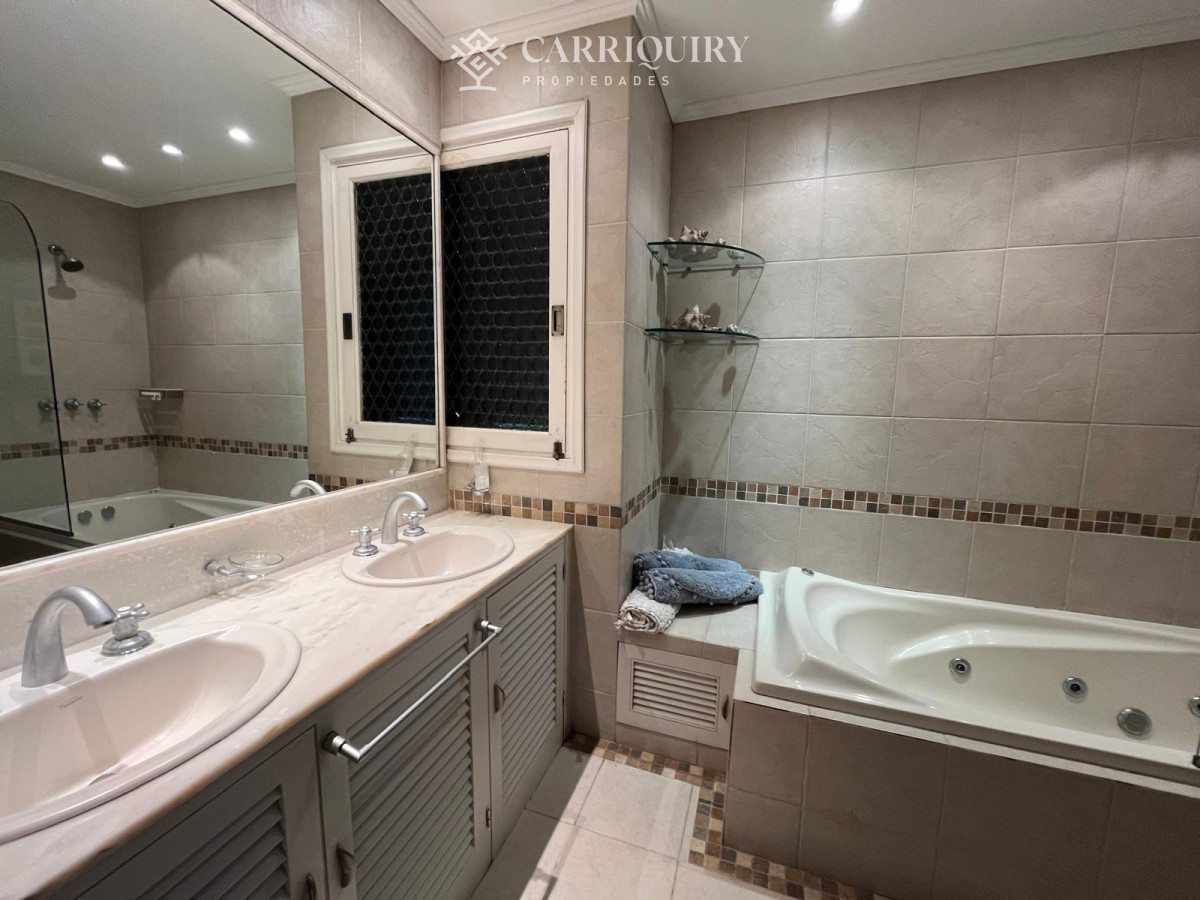 Casa ID.10276/Casa-de-4-Dormitorios--Alquiler-de-Verano--Punta-del-Este--El-Faro- - Espectacular casa en zona privilegiada de Punta del Este