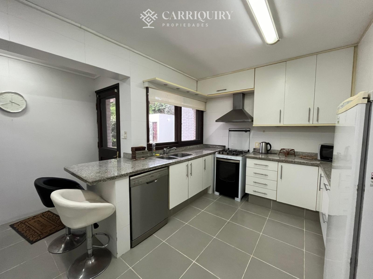 Casa ID.10276/Casa-de-4-Dormitorios--Alquiler-de-Verano--Punta-del-Este--El-Faro- - Espectacular casa en zona privilegiada de Punta del Este