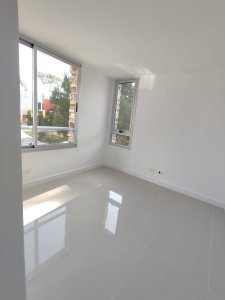 Espectacular apartamento a una cuadra de playa brava.  - IMD5994A