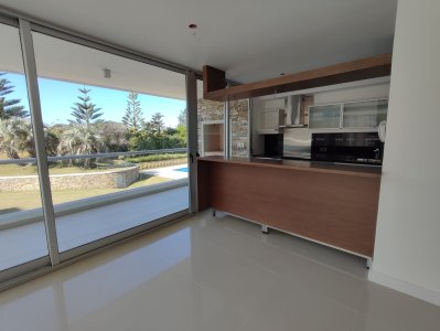 Espectacular apartamento a una cuadra de playa brava.  - IMD5994A