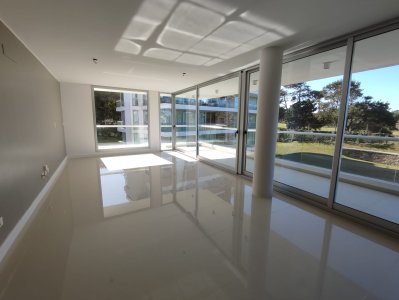 Espectacular apartamento a una cuadra de playa brava.  - IMD5994A