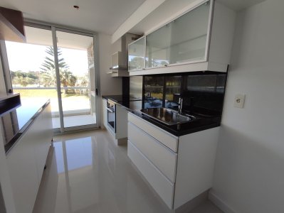 Espectacular apartamento a una cuadra de playa brava.  - IMD5994A