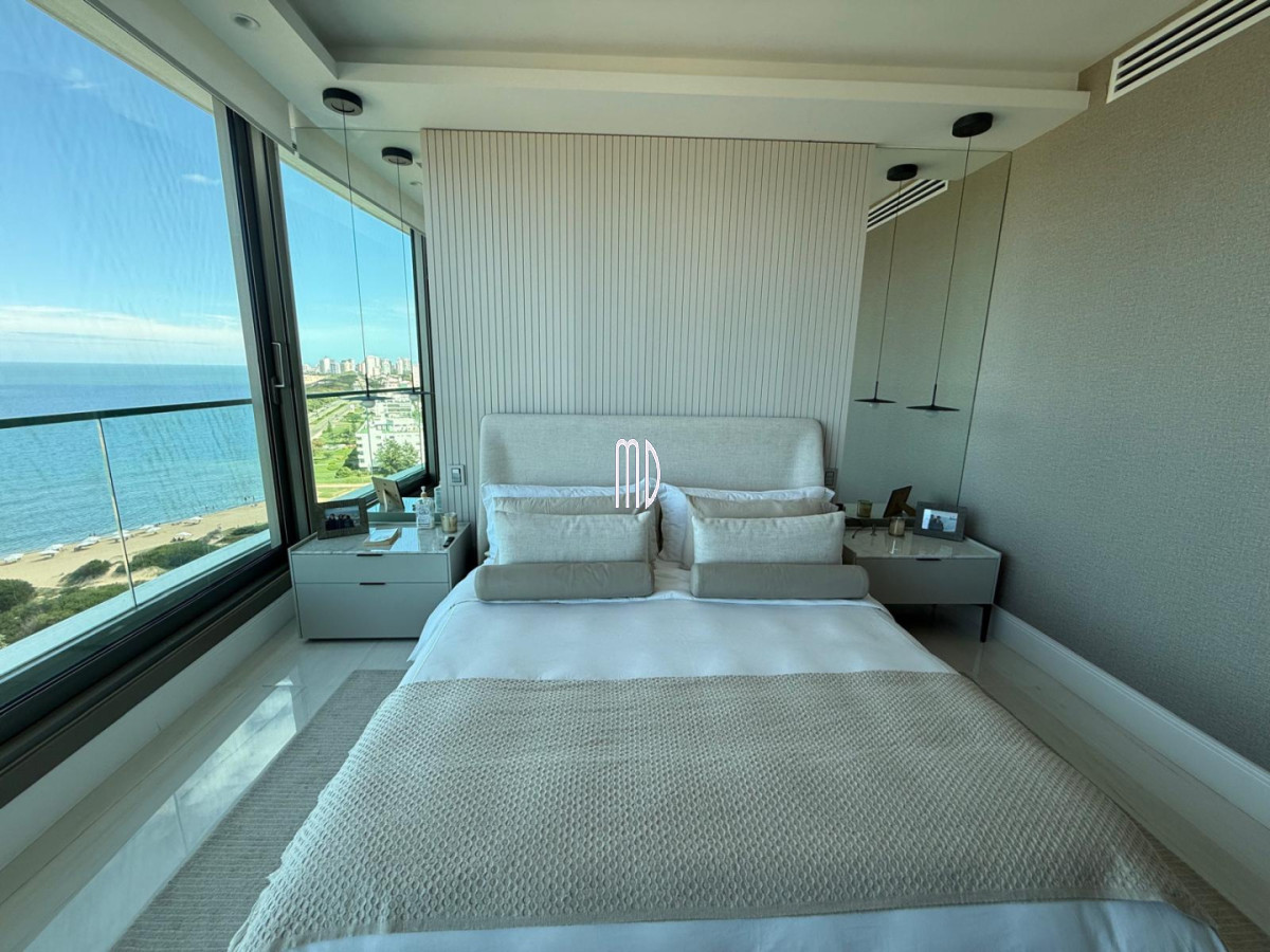 Apartamento ID.9097 - Apartamento de categoría en primera línea sobre Playa Mansa - Punta del Este REF.