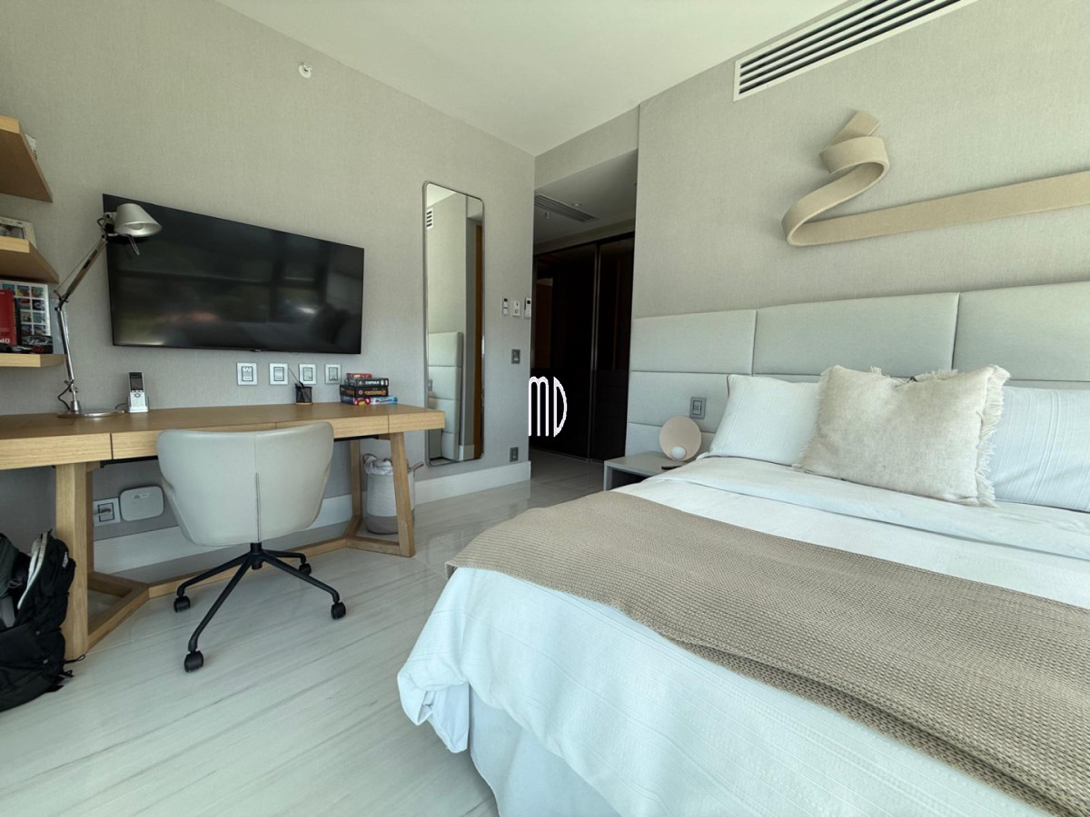 Apartamento ID.9097 - Apartamento de categoría en primera línea sobre Playa Mansa - Punta del Este REF.