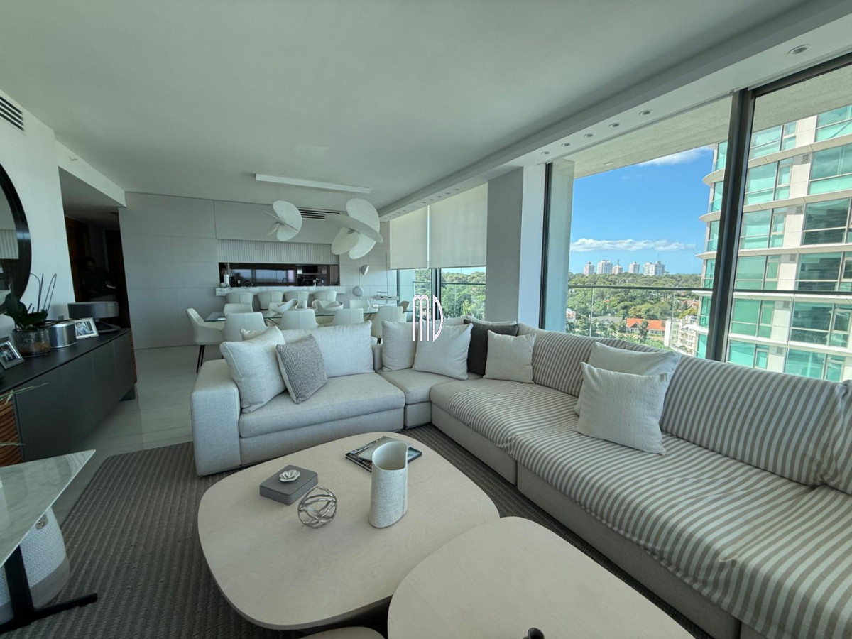 Apartamento ID.9097 - Apartamento de categoría en primera línea sobre Playa Mansa - Punta del Este REF.