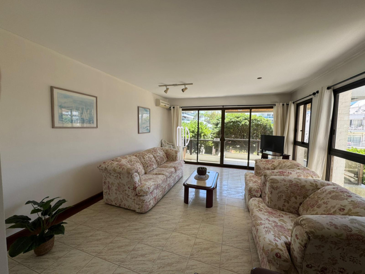 Apartamento ID.8910 - Departamento a 70 metros del mar - 2 dormitorios, 3 baños - Ideal alquiler anual o temporal. REF (8910)