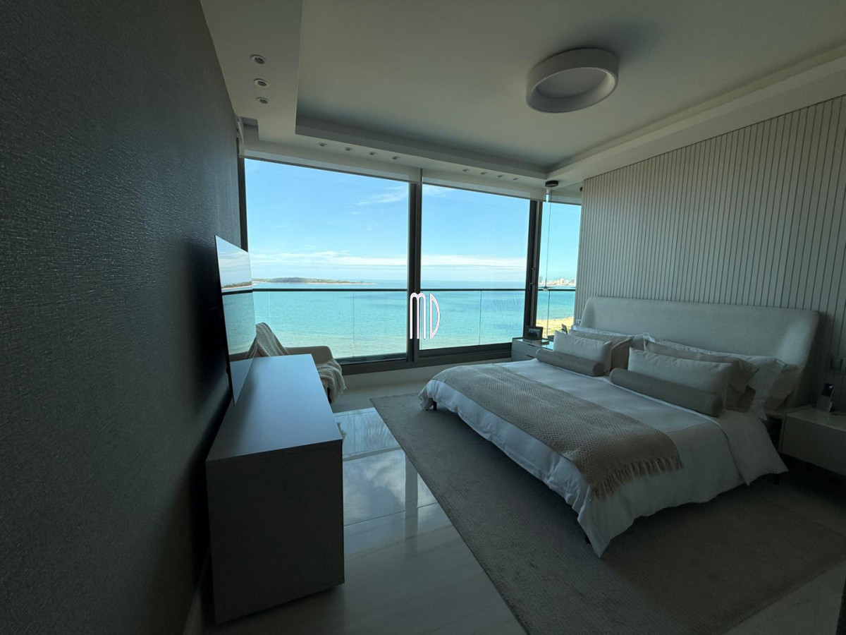 Apartamento ID.9097 - Apartamento de categoría en primera línea sobre Playa Mansa - Punta del Este REF.