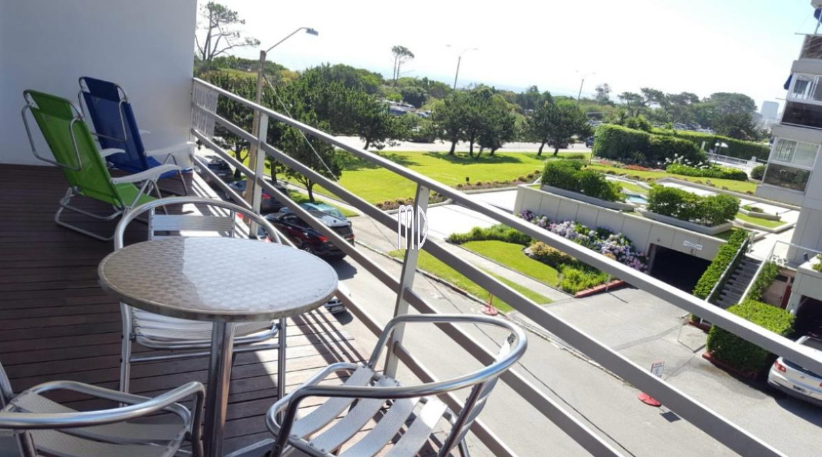 Comodo Apartamento frente al Mar - Playa Mansa Punta del Este. Ref (8459) - IMD8459A